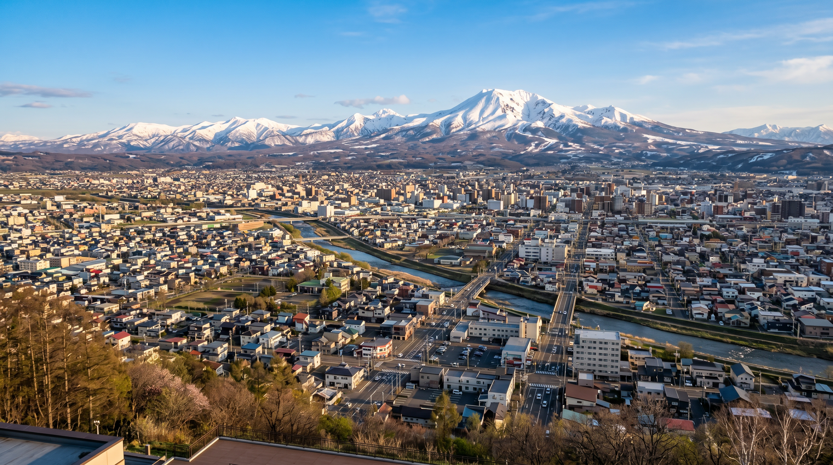 北海道旭川市の街並みと大雪山